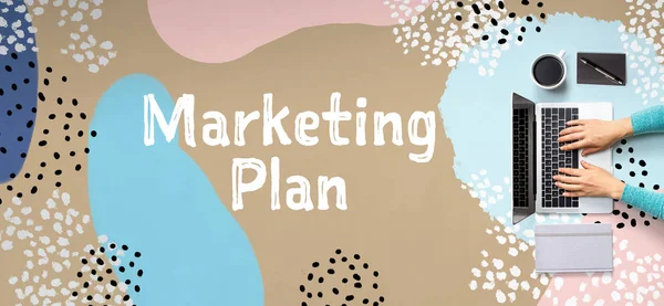 Marketing plan met persoon met behulp van laptop — Stockfoto