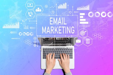 Bilgisayarı kullanan kişi ile e-posta pazarlama kavramı