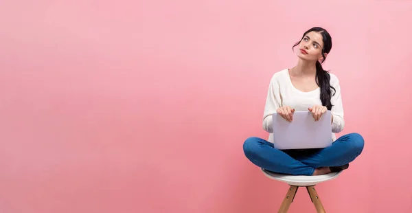 Junge Frau mit Laptop — Stockfoto