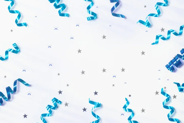 Rubans bouclés bleus avec confettis étoilés — Photo