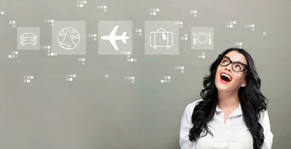 Vliegtuig reizen thema met jonge zakenvrouw — Stockfoto