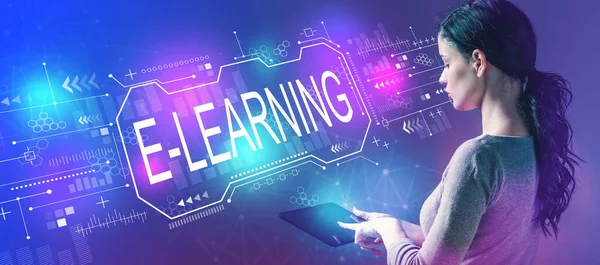 E-learning concept met een vrouw die een tablet gebruikt — Stockfoto