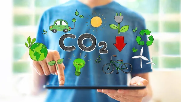 Reduzierung des CO2-Konzepts mit dem Menschen mittels Tablette — Stockfoto