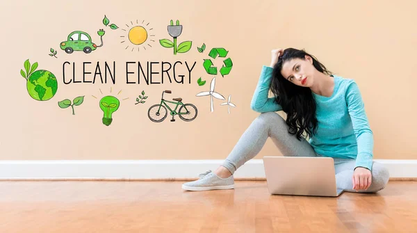 Concepto de energía limpia con la mujer usando un ordenador portátil —  Fotos de Stock