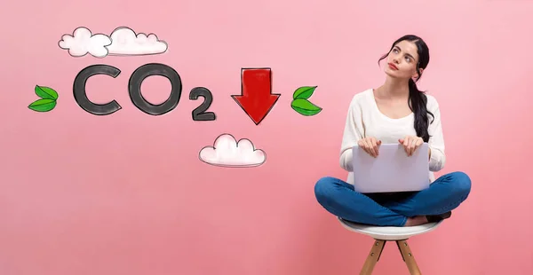 Reducera Co2 med kvinnan som använder en bärbar dator — Stockfoto