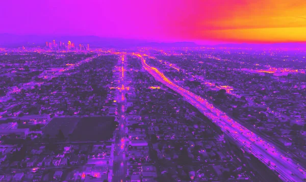 Vue aérienne d'une autoroute massive dans le style rétro des années 1980 à Los Angeles — Photo
