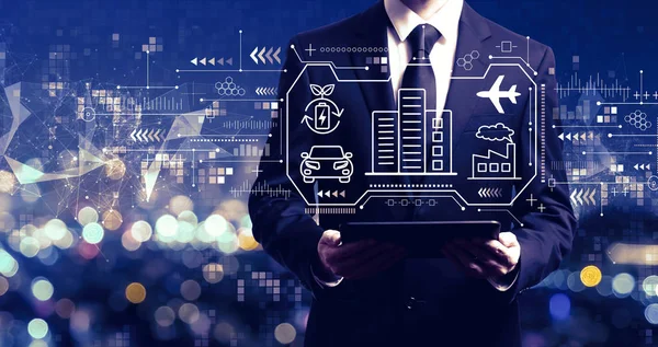 Akıllı şehir konsepti, iş adamı elinde tablet tutuyor.
