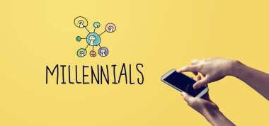 Milenyum 'da elinde akıllı telefon tutan kişi