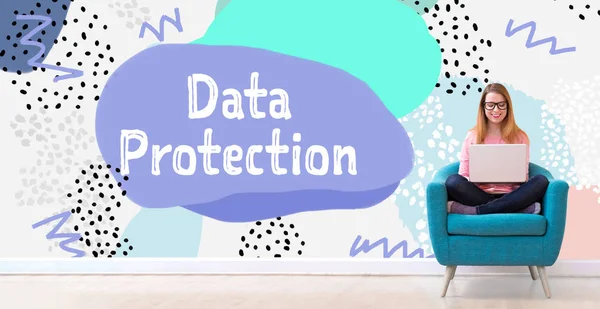 Dataskydd med kvinna som använder en bärbar dator — Stockfoto