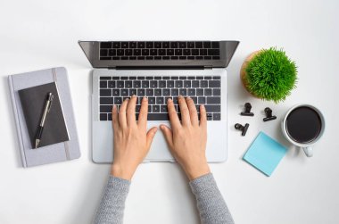 Ofis malzemeleriyle dizüstü bilgisayar çalışma istasyonu