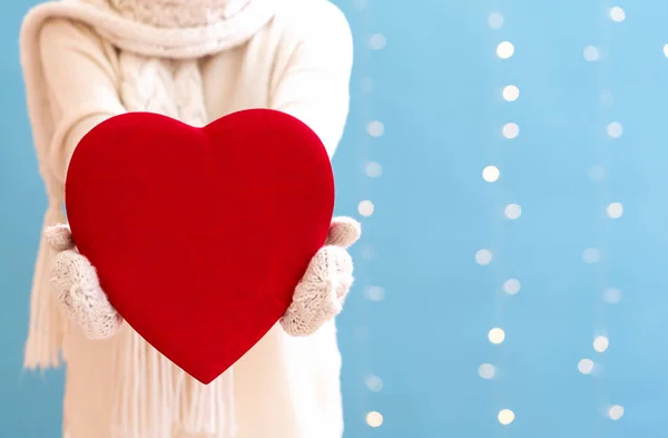 Mladá žena drží velké Valentines den srdce — Stock fotografie