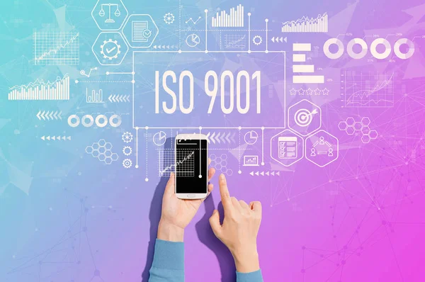 Koncept Iso 9001 s osobou používající smartphone — Stock fotografie