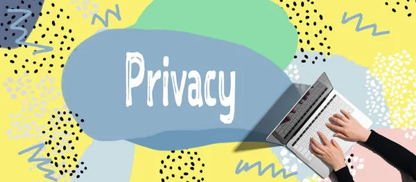 Privacy met persoon die laptop gebruikt — Stockfoto