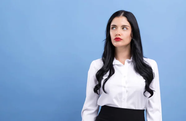 Mujer joven en una pose reflexiva —  Fotos de Stock