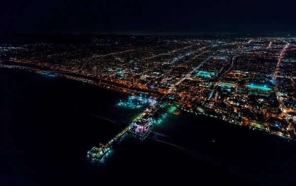 Flygfoto över Santa Monica strandlinjen på natten — Stockfoto