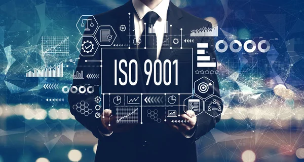 ISO 9001 컨셉트에 태블릿을 들고 있는 사업가 — 스톡 사진