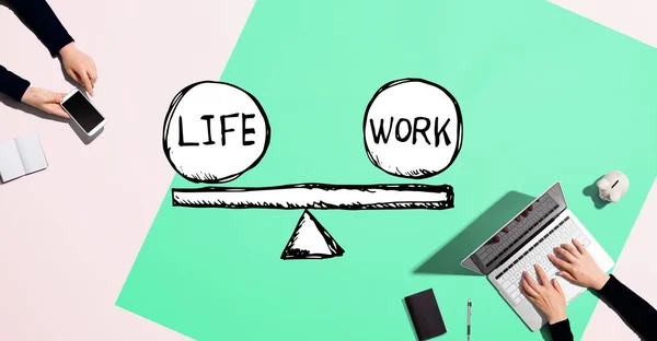 Equilíbrio de vida e trabalho com pessoas que trabalham juntas — Fotografia de Stock