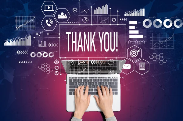 Mensagem de agradecimento com a pessoa usando laptop — Fotografia de Stock