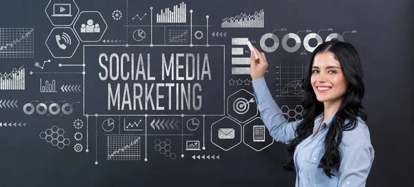 Conceito de marketing de mídia social com mulher jovem — Fotografia de Stock
