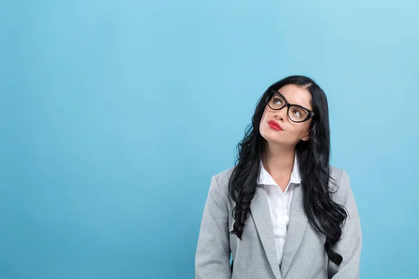 Mujer joven en una pose reflexiva — Foto de Stock