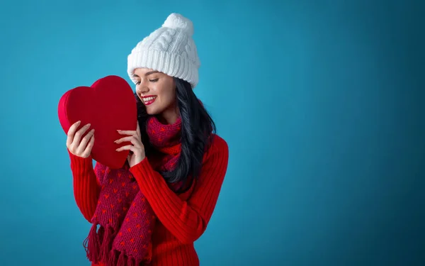Счастливая молодая женщина с сердцем ко Дню Святого Валентина — стоковое фото