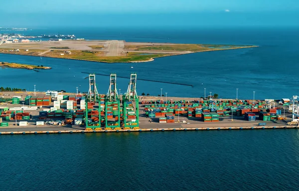 Terminal puerto Oakland Harbor con contenedores de envío — Foto de Stock