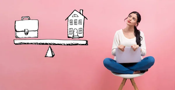 Lavoro e l'equilibrio di vita con la donna utilizzando un computer portatile — Foto Stock