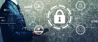 İş adamının elinde tablet tuttuğu internet ağı güvenliği kavramı