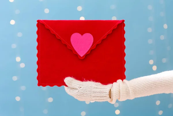 Young woman holding a big Valentines day envelope — Stock Photo, Image