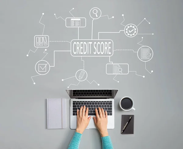 Temat oceny kredytowej z osobą korzystającą z laptopa — Zdjęcie stockowe
