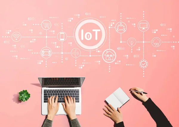 Tema de IoT com pessoas trabalhando juntas — Fotografia de Stock