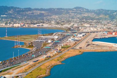 Hava görünümündeki Oakland Harbor otoyolu
