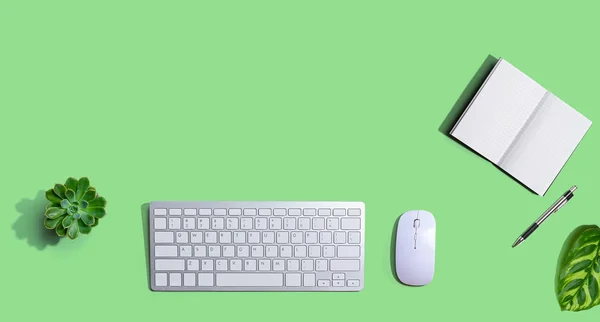 Computer toetsenbord en muis met notebook — Stockfoto