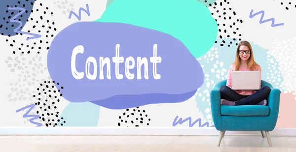 Content concept met vrouw met behulp van een laptop — Stockfoto