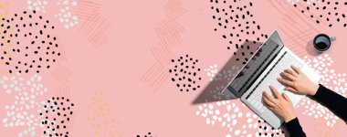 Dizüstü bilgisayar kullanan kişi