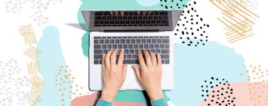 Dizüstü bilgisayar kullanan kişi