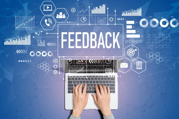 Conceito de feedback com pessoa usando laptop — Fotografia de Stock