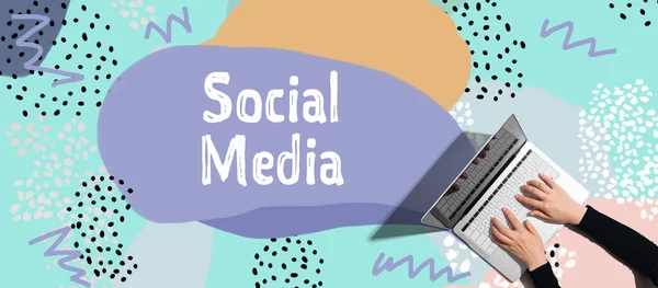 Sociální média s osobou pomocí notebooku — Stock fotografie
