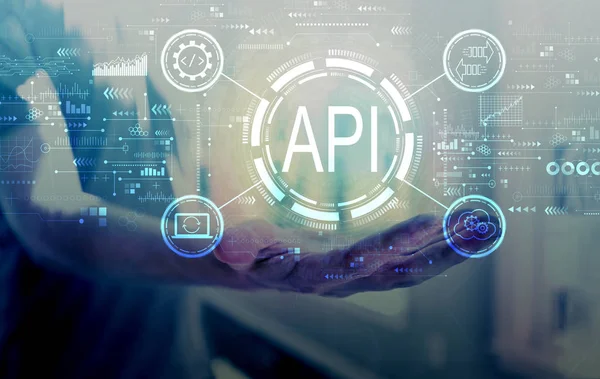 API แนวคิดอินเทอร์เฟซการเขียนโปรแกรมแอปพลิเคชัน API แนวคิดกับชายหนุ่ม — ภาพถ่ายสต็อก