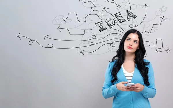 Idea de lluvia de ideas flechas con la mujer sosteniendo un teléfono inteligente — Foto de Stock