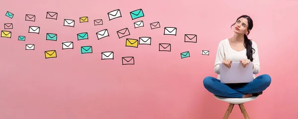 Πολλά μηνύματα ηλεκτρονικού ταχυδρομείου με τη γυναίκα χρησιμοποιώντας ένα φορητό υπολογιστή — Φωτογραφία Αρχείου