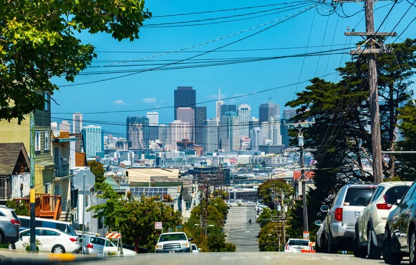 Der Verkehr fließt entlang der Straße in der Innenstadt von San Francisco, ca. — Stockfoto