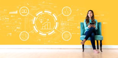 Genç bir kadınla içerik pazarlama konsepti