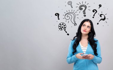 Akıllı telefonu olan bir kadının soru işaretleri.