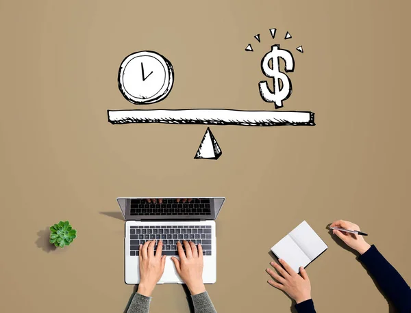 Tempo e dinheiro na escala com pessoas trabalhando juntas — Fotografia de Stock