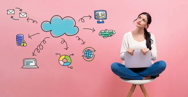 Computação em nuvem com mulher usando um laptop — Fotografia de Stock