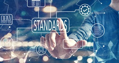 Şehrin arka planında bir adam için standart kalite kontrol onayı