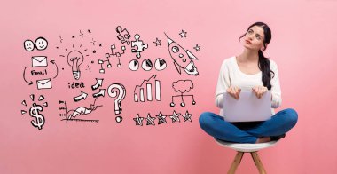 Dizüstü bilgisayar kullanan bir kadınla iş stratejisi