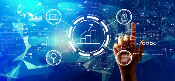 Análise de crescimento de negócios com a mão pressionando um botão — Fotografia de Stock