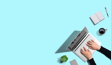 Dizüstü bilgisayar kullanan kişi